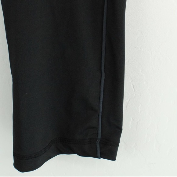Women’s Reflex Capris Leggings, Zipper Pocket, Black, Gray Stripe, Size Large - Picture 4 of 8